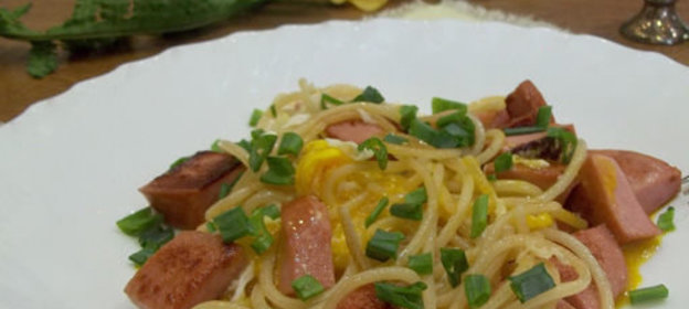 Спагетти с колбасой, яйцом и зеленью