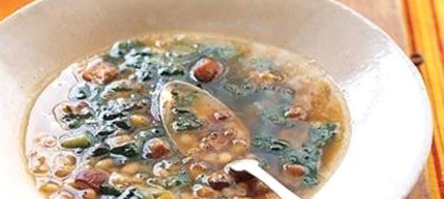 Суп с беконом, белой фасолью и салатом