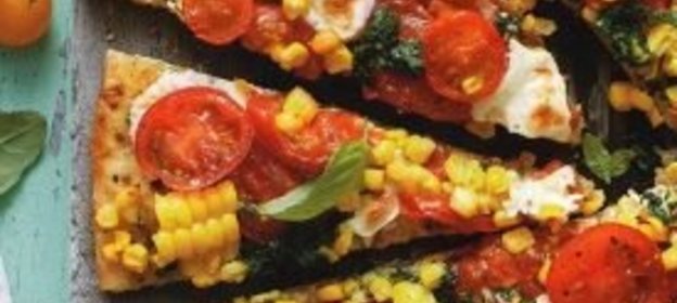 Пицца с кукурузой и помидорами