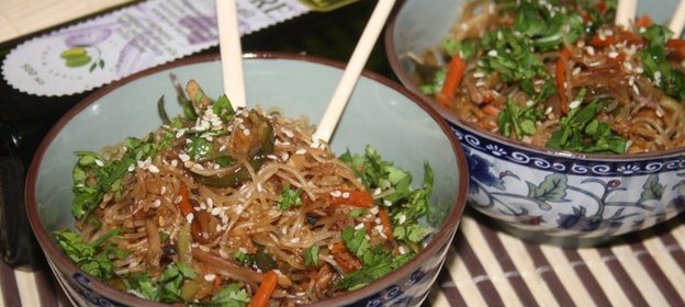 Рисовая лапша с грибами и овощами по-китайски