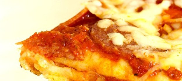 Пицца с итальянскими сосисками, радиккьо и моцареллой