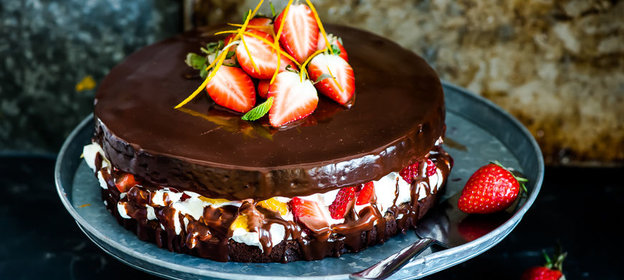 Шоколадный торт с клубникой