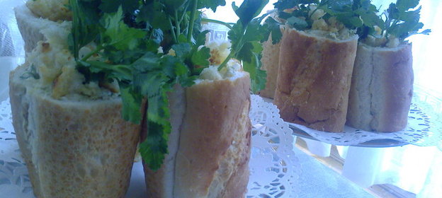 Салат в хлебных стаканчиках