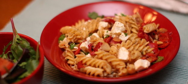 Паста с жареным перцем, луком, фетой и мятой