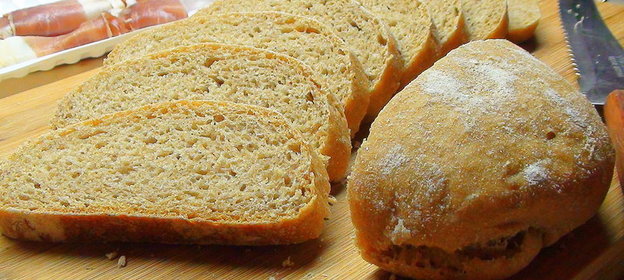 Тосканский хлеб из цельнозерновой муки, брускетте и итальянские гренки с ветчиной в честь L@r@чки