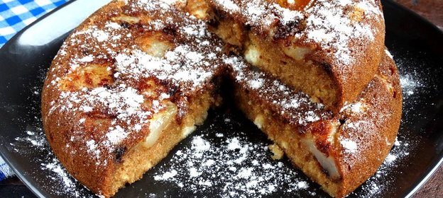 Бисквитный пирог с грушами и шоколадом