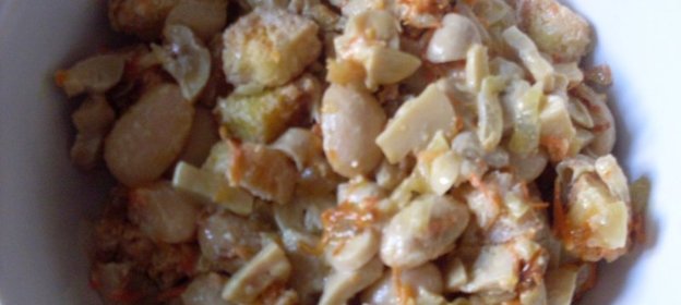 Салат с кириешками и фасолью