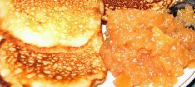 Яблочные оладьи с айвовым джемом