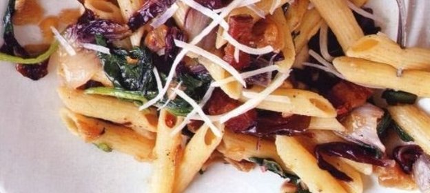 Паста (макароны) с радиччио и шпинатом