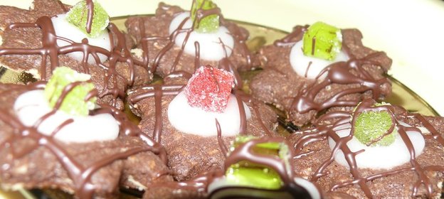 шоколадное печенье с орехами, кокосом и мармеладом