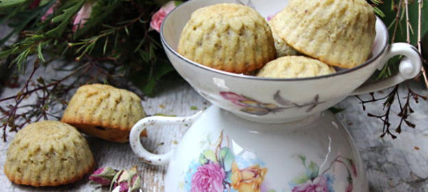 Французское печенье финансье с фисташками и розовой водой