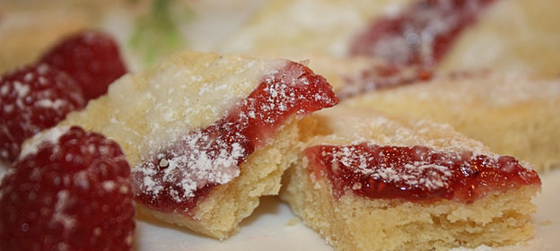 Рассыпчатое печенье с малиновым джемом