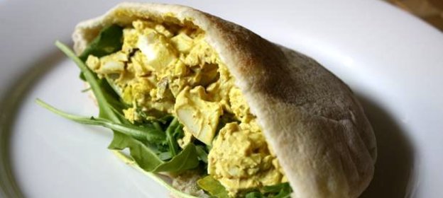 Яичный салат с рукколой и фисташками