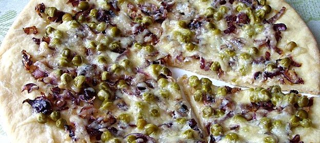 Пицца с горошком и красным луком