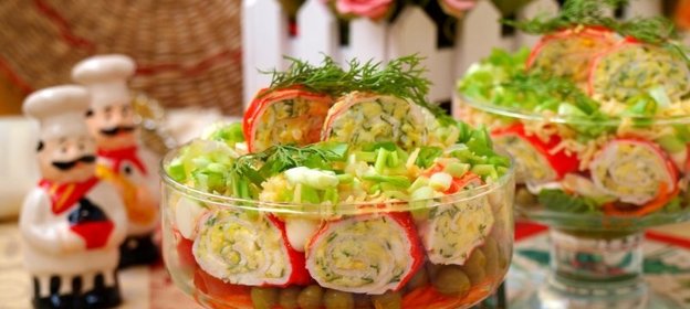 Салат с рулетиками из крабовых палочек и корейской морковью