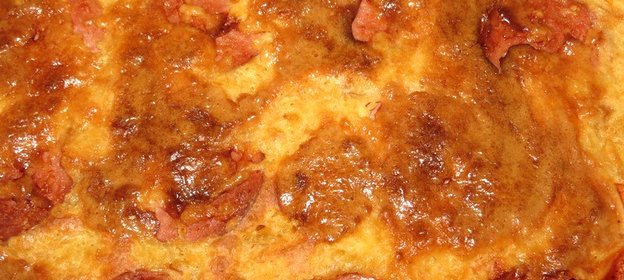 Пицца на жидком тесте с колбасой