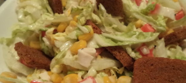 Салат Хрум-хрум с сухариками и крабовыми палочками