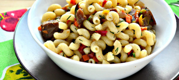Макароны, жаренные с овощами