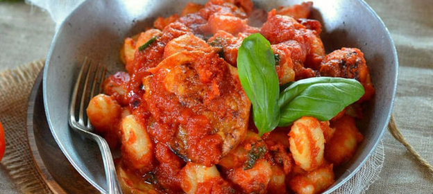 Ньокки в томатном соусе с моцареллой и базиликом