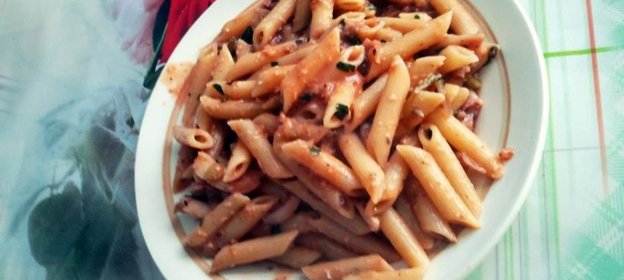 Постная паста с морепродуктами, кабачком и грецкими орехами