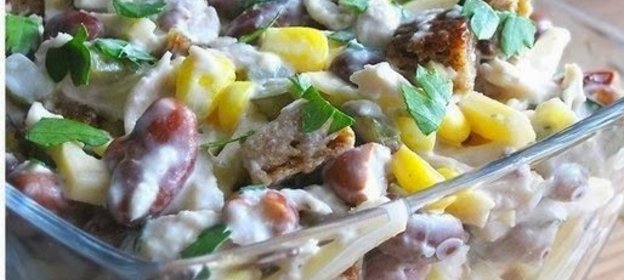 Салат с курицей, фасолью и сыром