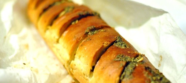 Батон с чесноком и зеленью