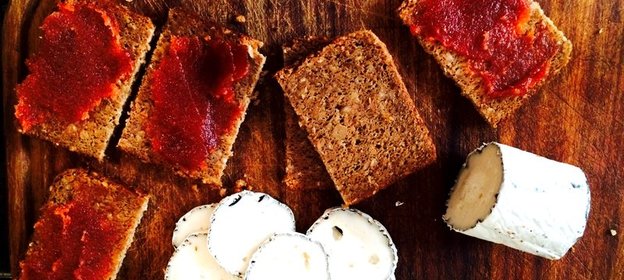 Бутерброды с мармеладом из айвы и козьим сыром