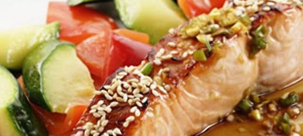 Жареный лосось с морскими гребешками и овощами