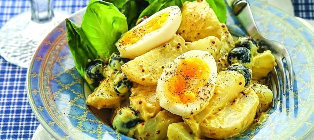 Теплый салат с яйцами цесарки и печеным картофелем