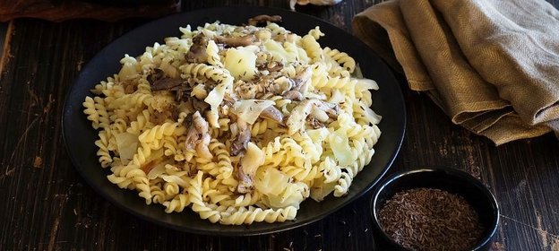 Паста с вешенками, капустой и тмином