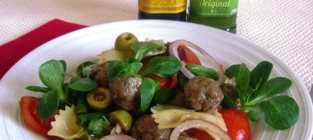 Салат с фрикадельками и фарфале с овощами под интересной заправкой