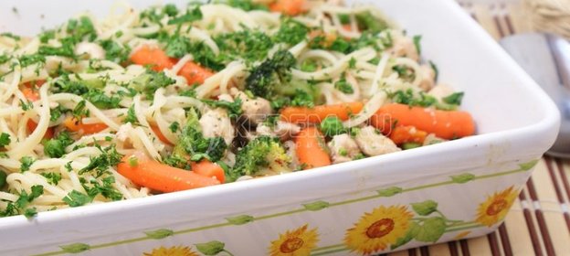 Спагетти с курицей и овощами
