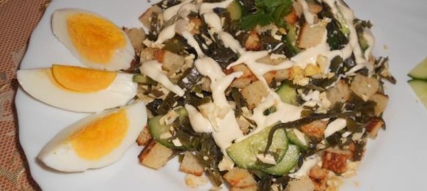 Салат с морской капустой и сухариками