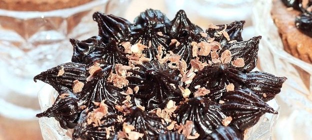 Шоколадные капкейки с халвой