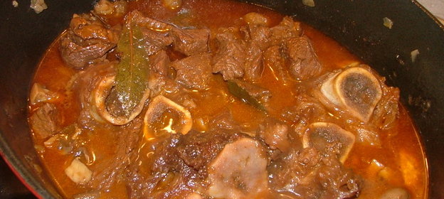 Говядина, тушеная в красном вине с грибами