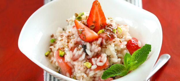 Ризотто с клубникой, фисташками и шоколадом