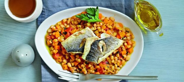 Морской окунь с фасолью