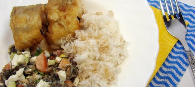 Минтай жареный с салатом из морской капусты и рисом