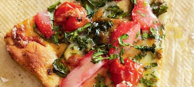 Пицца со шпинатом, помидорами и клубникой