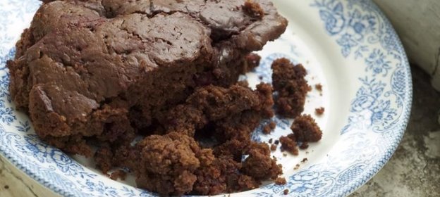 Шоколадный фондан с вишней