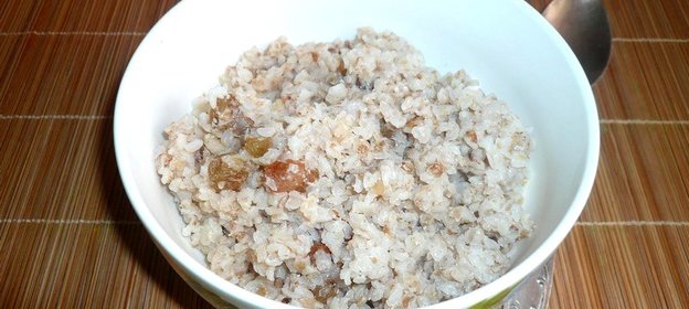 Молочная гречневая каша с изюмом