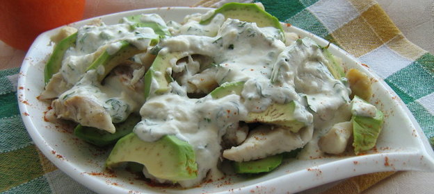 Салат с морским окунем и авокадо