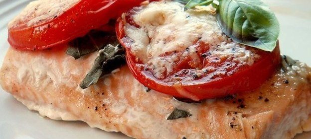 Стейк из лосося с базиликом и томатами