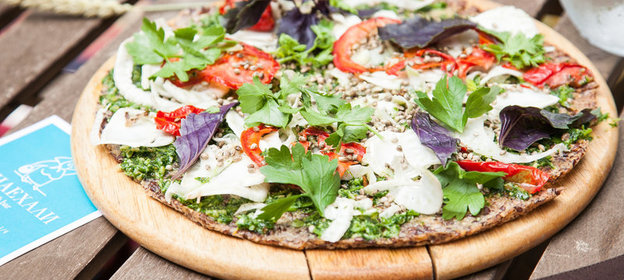 Пицца из семян льна и миндаля