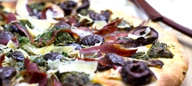 Пицца с цикорием и соусом песто