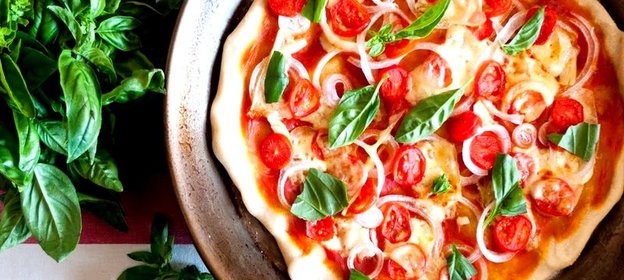 Пицца с помидорами черри