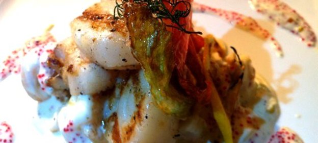 Морские гребешки на подушке из тигровых креветок