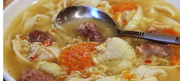 Куриная лапша с овощами и яйцом