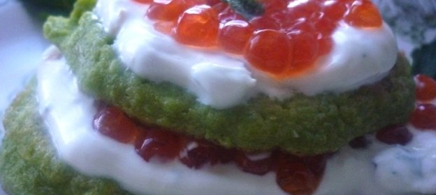 Гороховые оладьи с икоркой