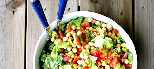 Салат с нутом и свежими овощами